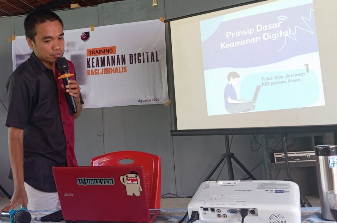 Fandri Mamonto, salah satu pemateri pelatihan keamanan digital yang digelar oleh AJI Indonesia pada Kamis (8/8/2024). (Foto : AJR/ Republish.id)
