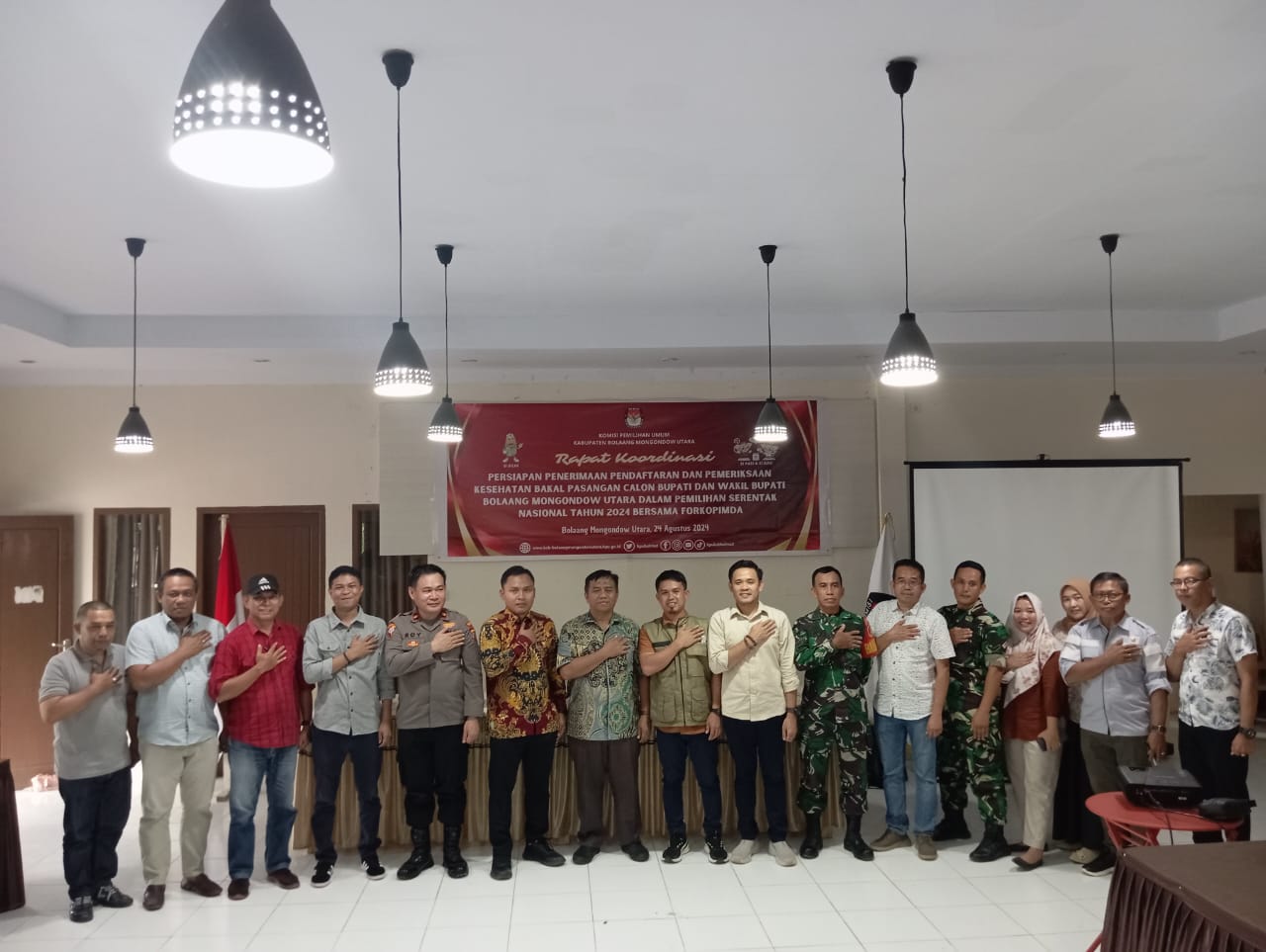 Suasana foto bersama usai pembukaan Rakor Persiapan Pendaftaran dan Pemeriksaan Kesehatan Bapaslon Bupati dan Wakil Bupati tahun 2024 di salah satu Cafe yang berada diseputaran wisata Batu Pinagut, Kecamatan Kaidipang, Sabtu (24/08/2024). (Foto : Jefri Rison/ Republish.id)