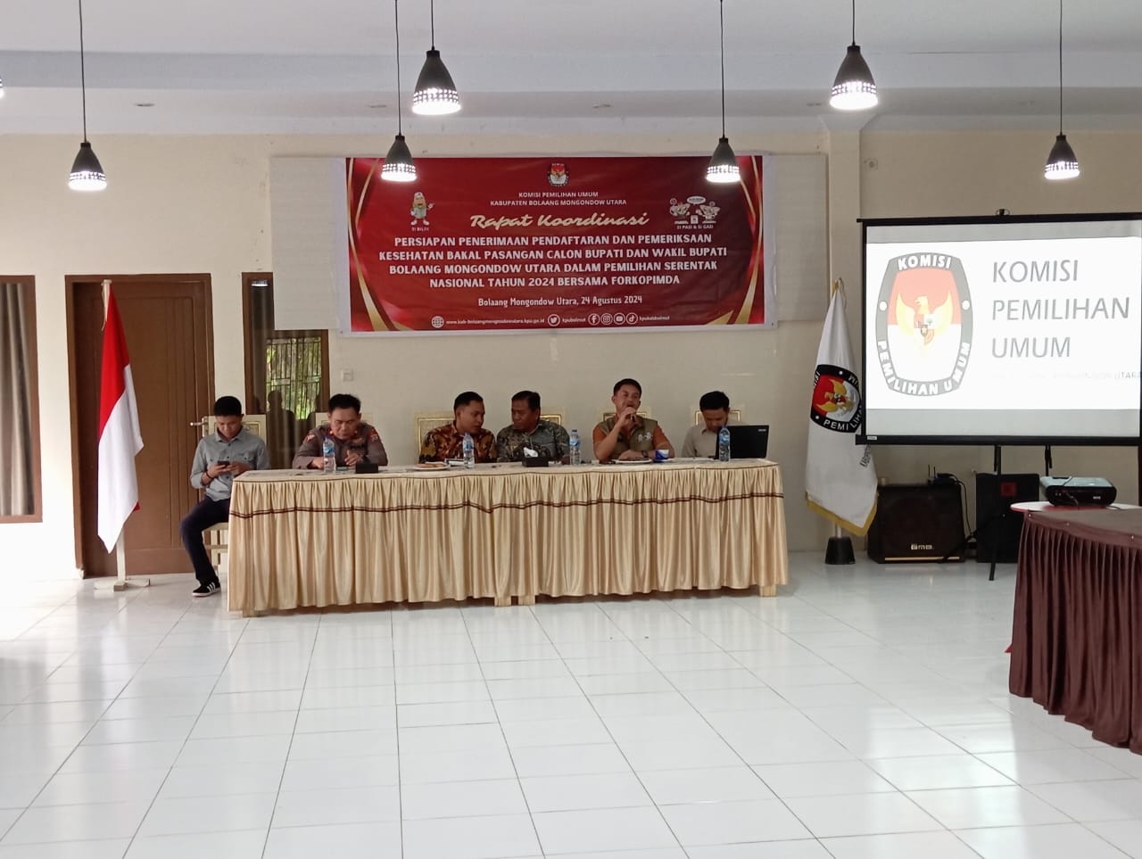 Suasana Rakor Persiapan Pendaftaran dan Pemeriksaan Kesehatan Bapaslon Bupati dan Wakil Bupati tahun 2024 di salah satu Cafe yang berada di lolasi wisata Batu Pinagut, Kecamatan Kaidipang, Sabtu (24/08/2024). (Foto : Jefri Rison/ Republish.id)