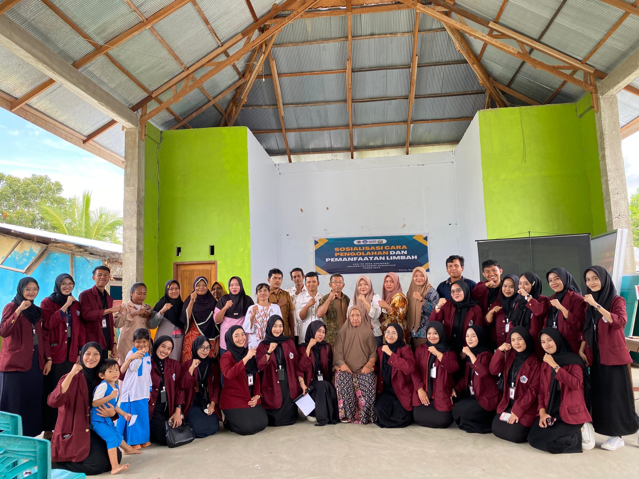 KKN PK UNG saat berphose bersama usai laksanakan sosialisasi di Desa Sari Murni, Kabupaten Pohuwato