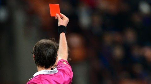 Ilustrasi wasit memberikan kartu merah. (AFP/GIUSEPPE CACACE)