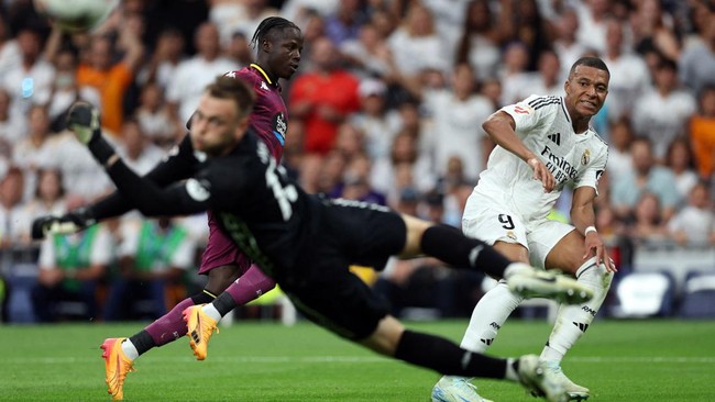 Kylian Mbappe gagal mencetak gol melawan Valladolid. (REUTERS/Violeta Santos Moura)