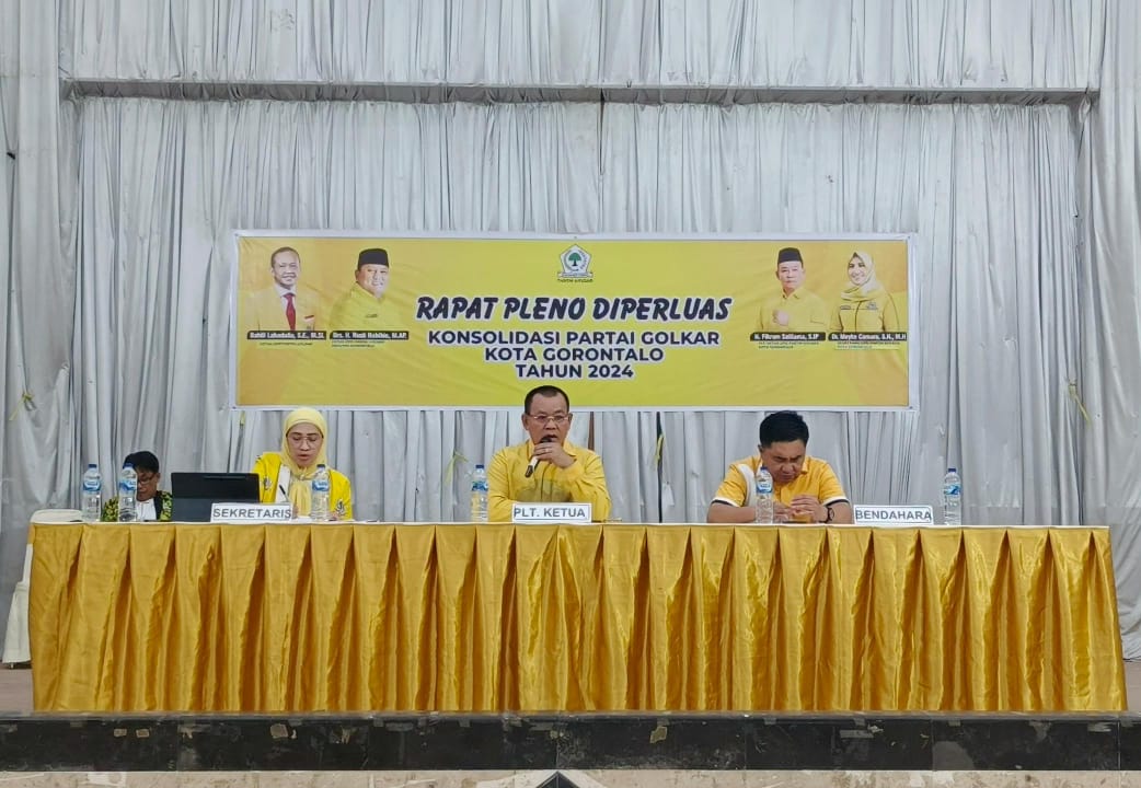 Plt Ketua DPD II Golkar Kota Gorontalo, Fikram Salilama (tengah) saat memimpin rapat pleno di Bele Limbui, Kota Gorontalo, Rabu (11/9/2024). (Foto : Dok)