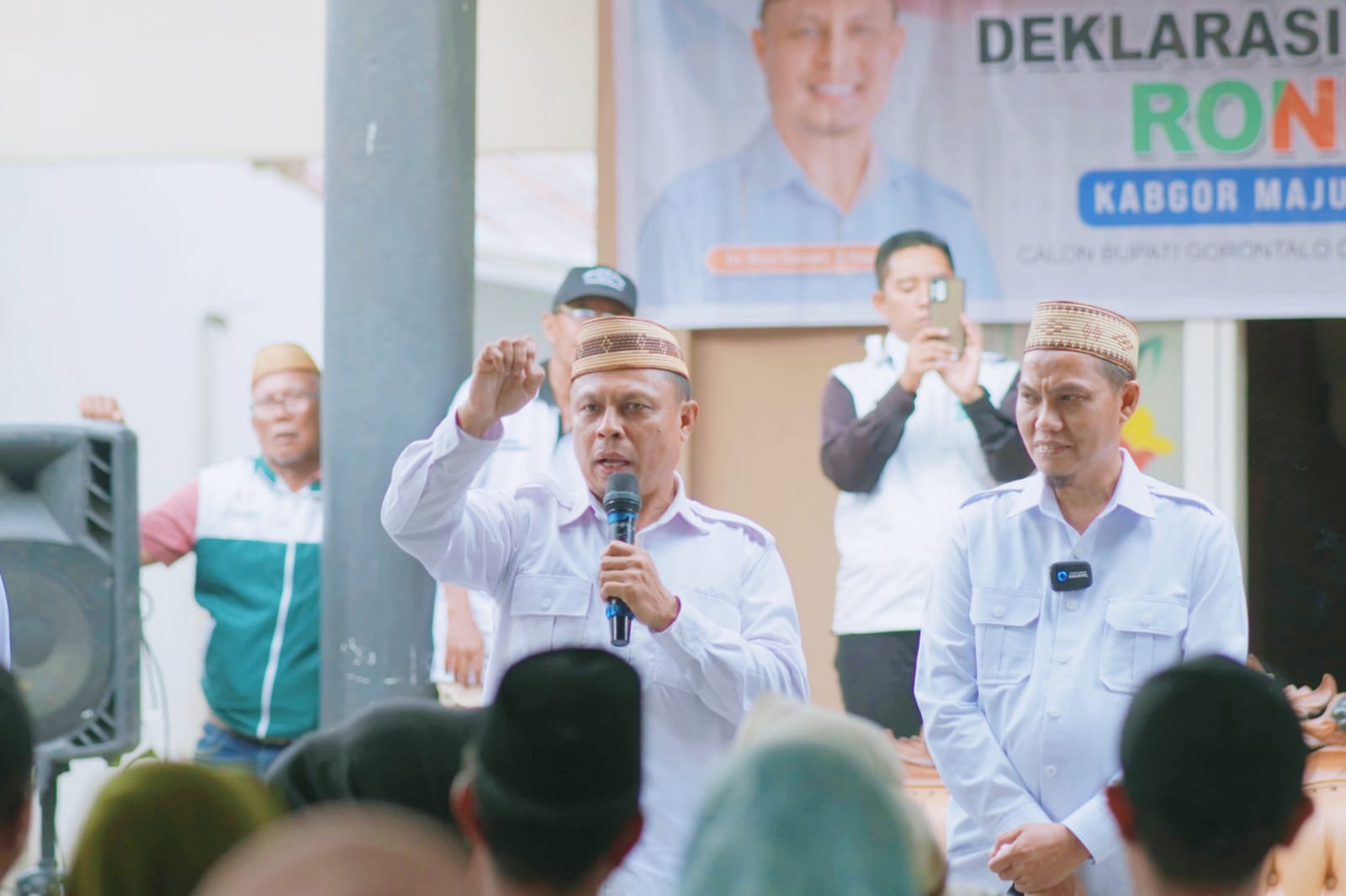 Bakal pasangan calon Bupati dan Wakil Bupati Gorontalo, Roni Sampir dan Adnan Entengo dalam acara deklarasi dan sosialisasi di Tibawa, Selasa (17/09/2024). (Foto : Dok. Tim Pemenangan)