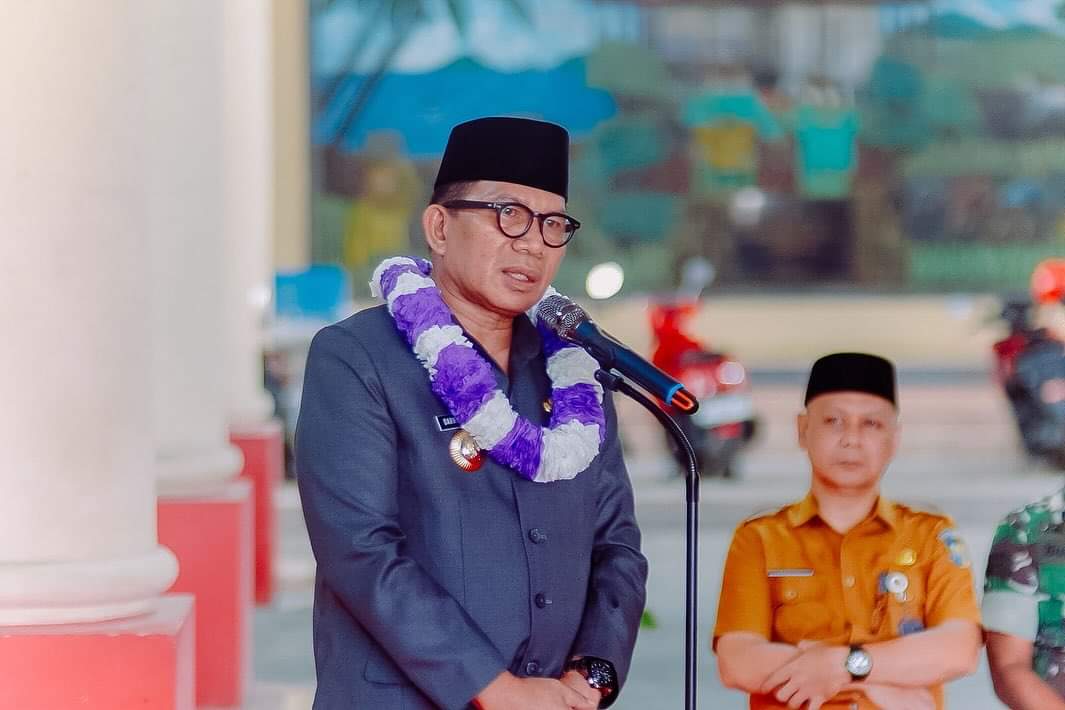 Darwin Muksin saat memberikaan sambutan usai di terima secara adat pada Selasa (24/09/2024). (Foto : Dok. Humas)