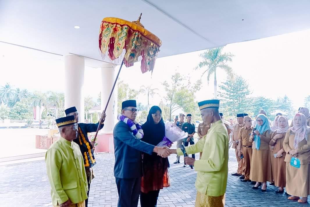 Penjabat Bupati Bolaang Mongondow Utara (Bolmut) Darwin Muksin di terima secara adat pada Selasa (24/09/2024). (Foto : Dok. Humas)