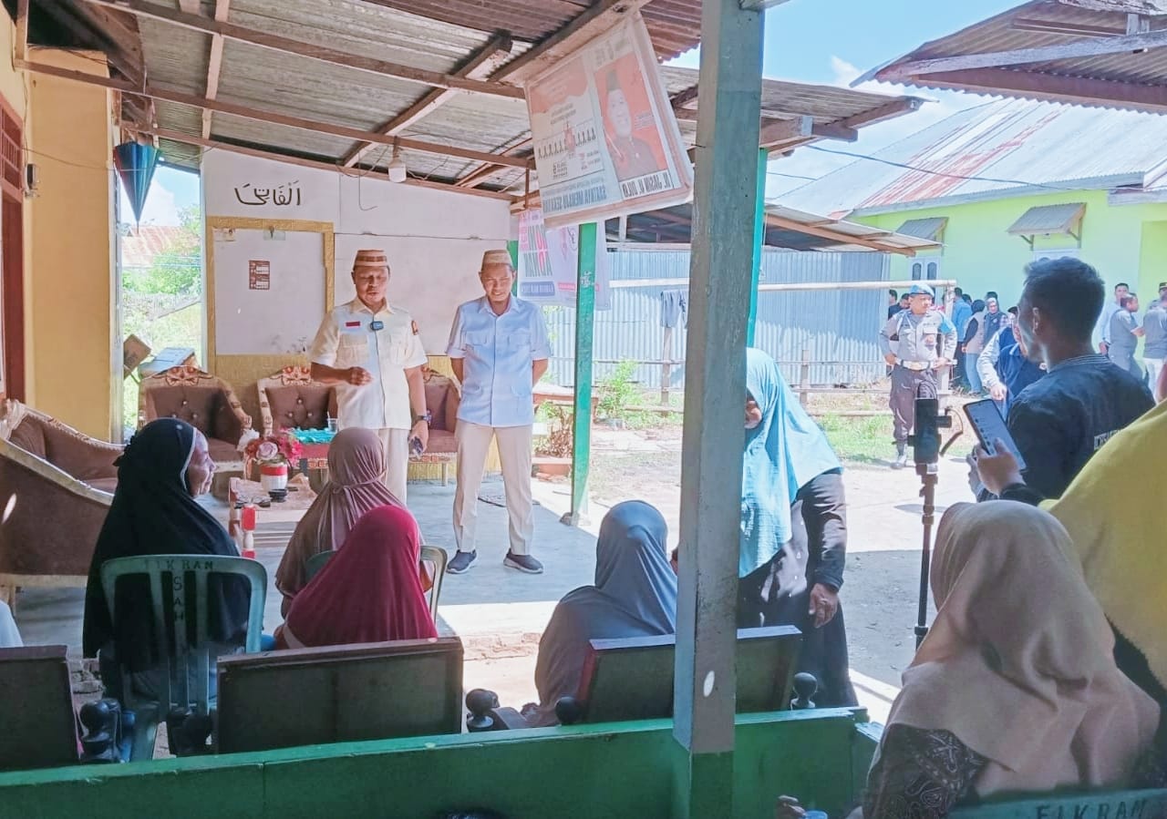 Pasangan Calon Bupati dan Wakil Bupati Kabupaten Gorontalo, Roni Sampir dan Adnan Entengo saat menggelar kampanye blusukan di Desa Bulila, Kecamatan Telaga pada Sabtu (28/9/2024). (Foto : Dok. Tim pemenangan)