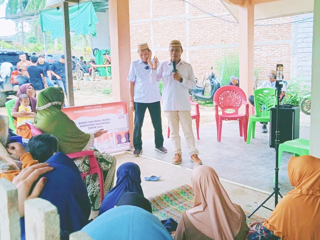 Pasangan calon Bupati dan Wakil Bupati Kabupaten Gorontalo nomor urut 3, Roni Sampir dan Adnan Entengo saat menerima aspirasi dari sejumlah warga Desa Olobua Kecamatan Tibawa saat menggelar kampanye di desa itu pads Kamis (03/10/2024).(Foto : Dok. Tim Pemenangan)