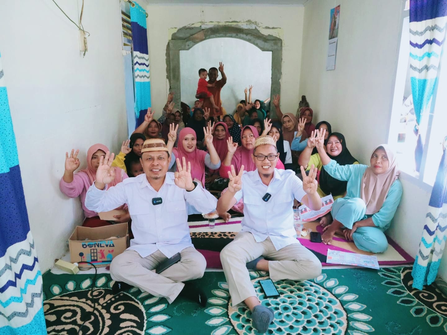 Paslon Bupati dan Wakil Bupati Kabupaten Gorontalo, Roni Sampir dan Adnan Entengo saat menggelar blusukan di Kecamatan Bilato pada Rabu (9/10/2024). (Foto : Dok. Tim Pemenangan)