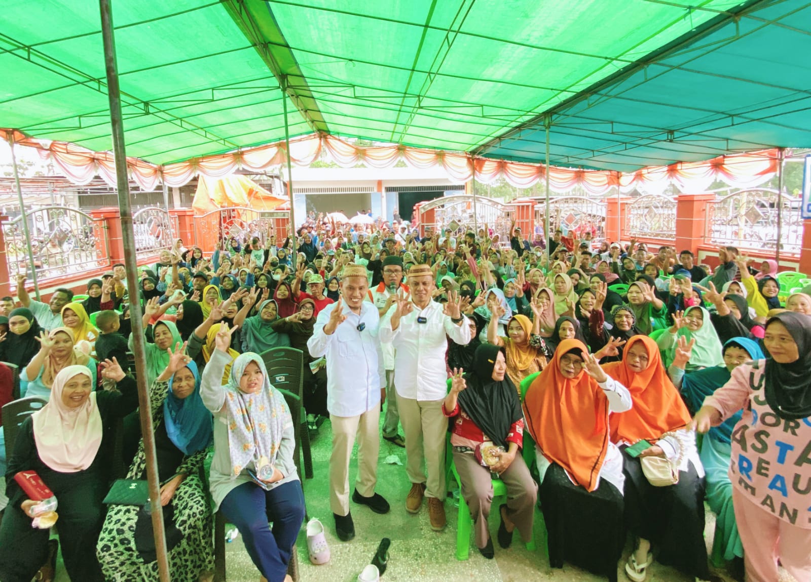 Paslon Bupati dan Wakil Bupati Gorontalo Roni Sampir-Adnan Entengo saat kampanye tatap muka di Desa Pulubala, Kecamatan Pulubala pada Kamis (10/10/2024). (Foto : Dok. Tim Pemenangan)