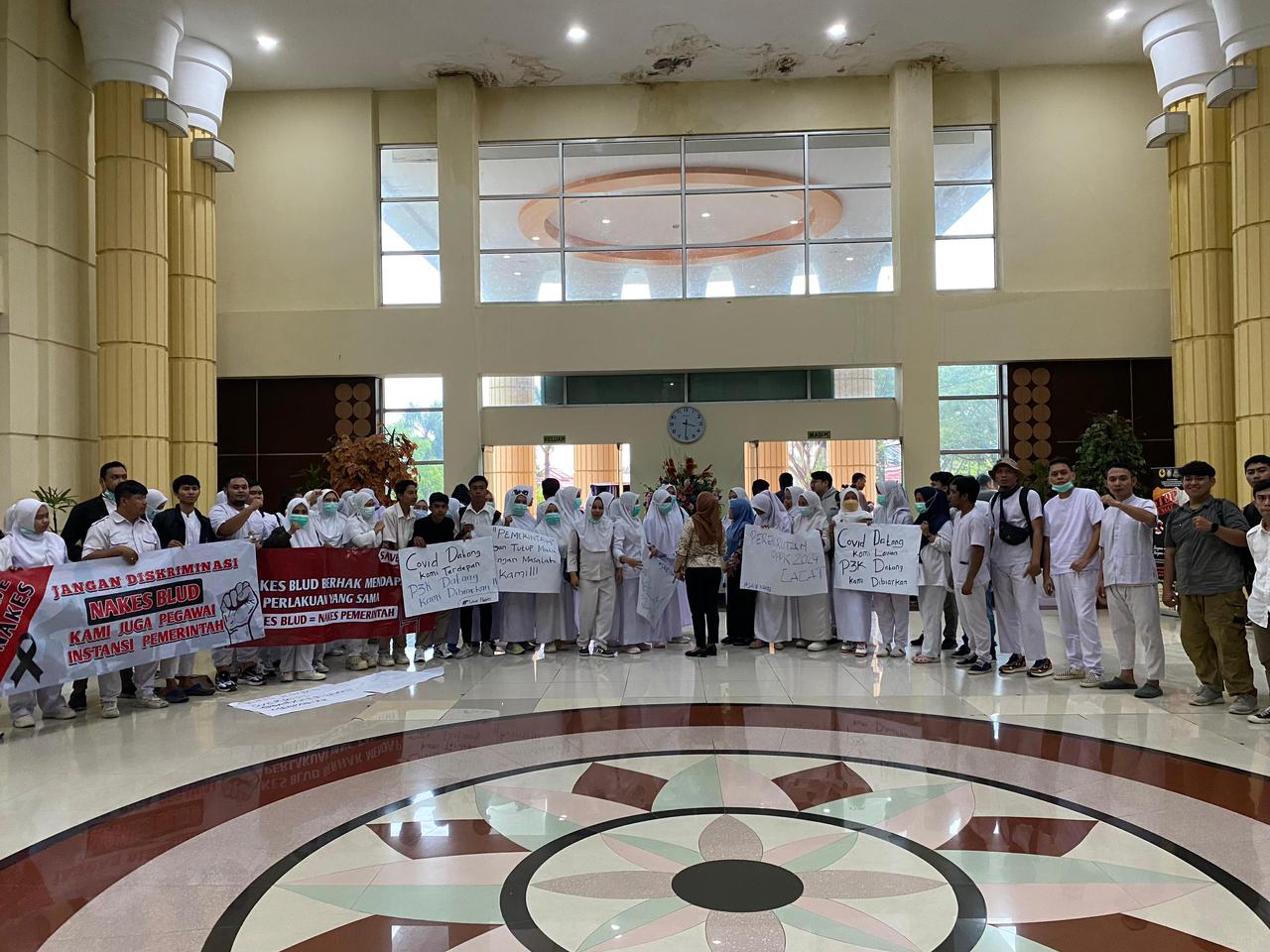 Aliansi Mahasiswa dan Nakes Gorontalo saat mendatangi Kantor Gubernur Gorontalo.