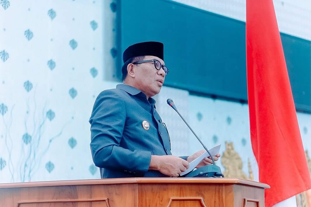 Pj Bupati Bolmut saat memberikan penyampaian pada Sidang Paripurna DPRD Dalam Rangka Penyampaian Pengantar Nota Keuangan APBD Bolmut Tahun Anggaran 2025, di Ruang Sidang DPRD Bolmut, Senin (04/11/2024). (Foto : Humas)