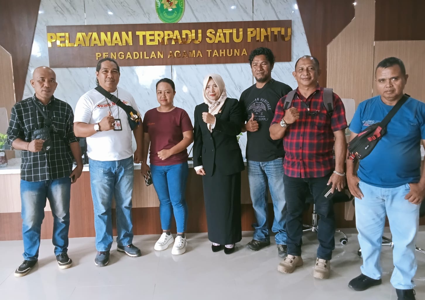 Suasana foto bersama dalam acara syukuran penggunaan gedung Pengadilan Agama Tahuna, Selasa (05/11/2024).