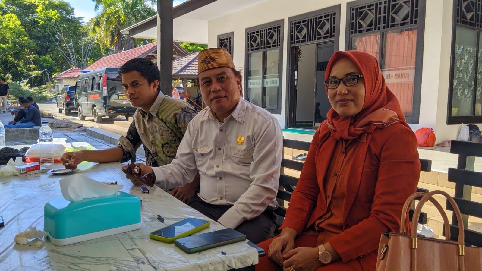 Tim Kuasa hukum owner Ebudo Hariyanto Puluhulawa, Rosmiyati Mahajani dan Irman Ukali. (Foto : Ist.)