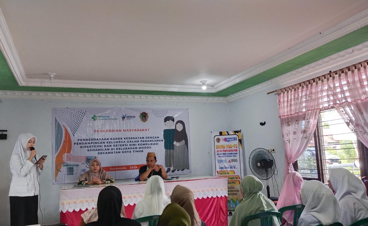 Suasana Penutupan Pengabmas Pemberdayaan Kader Kesehatan dengan Pendampingan Keluarga dalam Penanganan Hipertensi dan Deteksi Dini Komplikasi Kehamilan yang dilaksanakan Politeknik Kesehatan Kemenkes Gorontalo di Kelurahan Moodu Kecamatan Kota Timur, Jumat (1/11/2024). (Foto : Dok. Poltekkes Kemenkes)