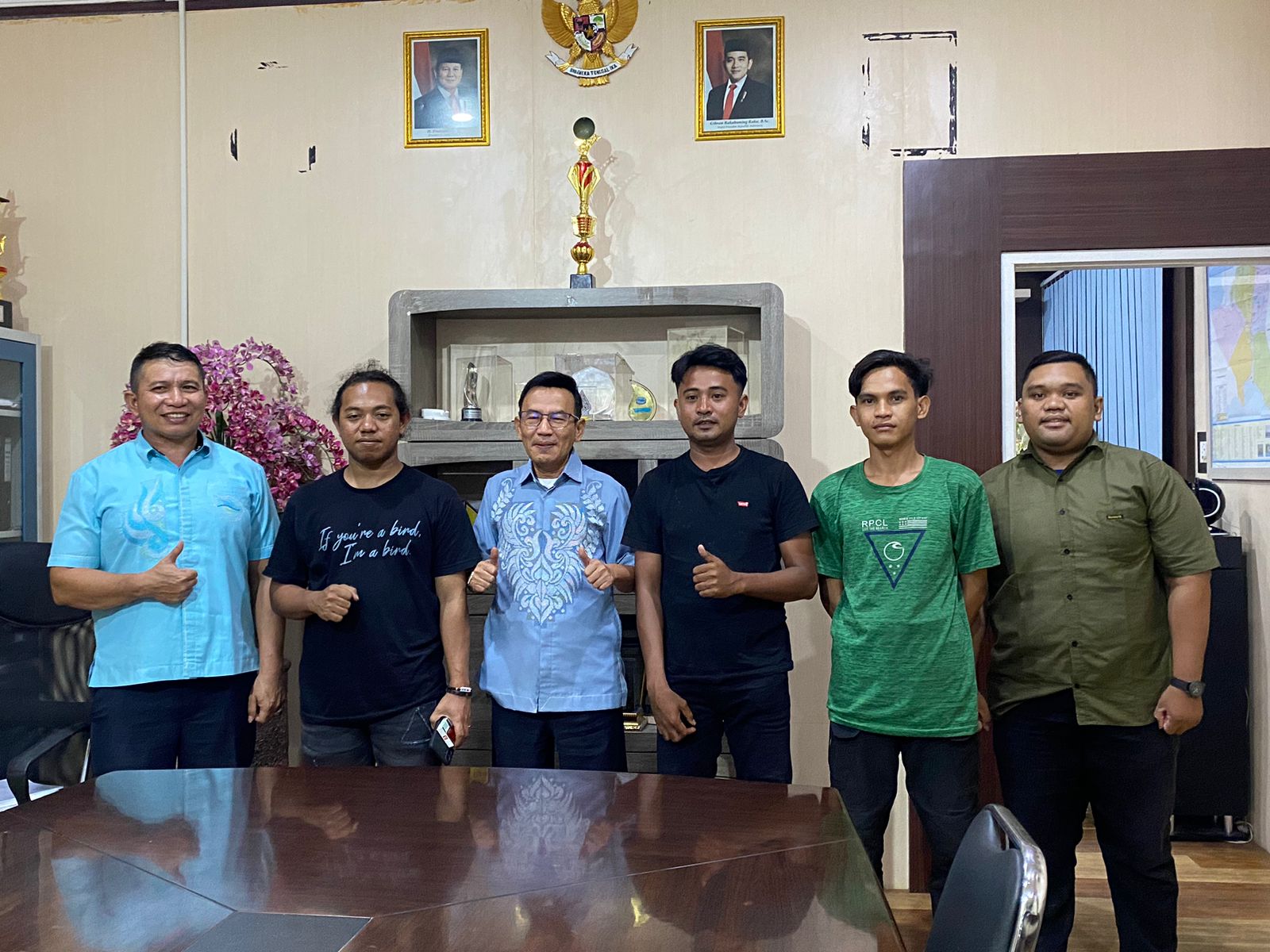 Suasana foto bersama Direktur Perumda Muara Tirta Kota Gorontalo, Lucky Paudi dan sejumlah aktivis usai menggelar audience.(Foto : Ist.)