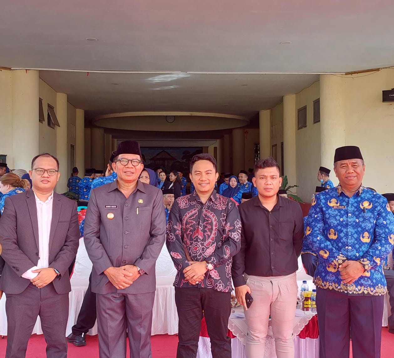 Suasana foto bersama usai Upacara Peringatan Hut Ke-53 Korps Pegawai Republik Indonesia (KORPRI) Tahun 2024, Bertempat di Halaman Kantor Bupati Bolmut, Jumat (29/11/2024). (Foto : Dok. Humas)