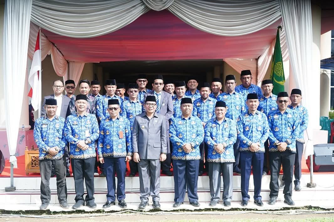 Suasana foto bersama usai Upacara Peringatan Hut Ke-53 Korps Pegawai Republik Indonesia (KORPRI) Tahun 2024, Bertempat di Halaman Kantor Bupati Bolmut, Jumat (29/11/2024). (Foto : Dok. Humas)