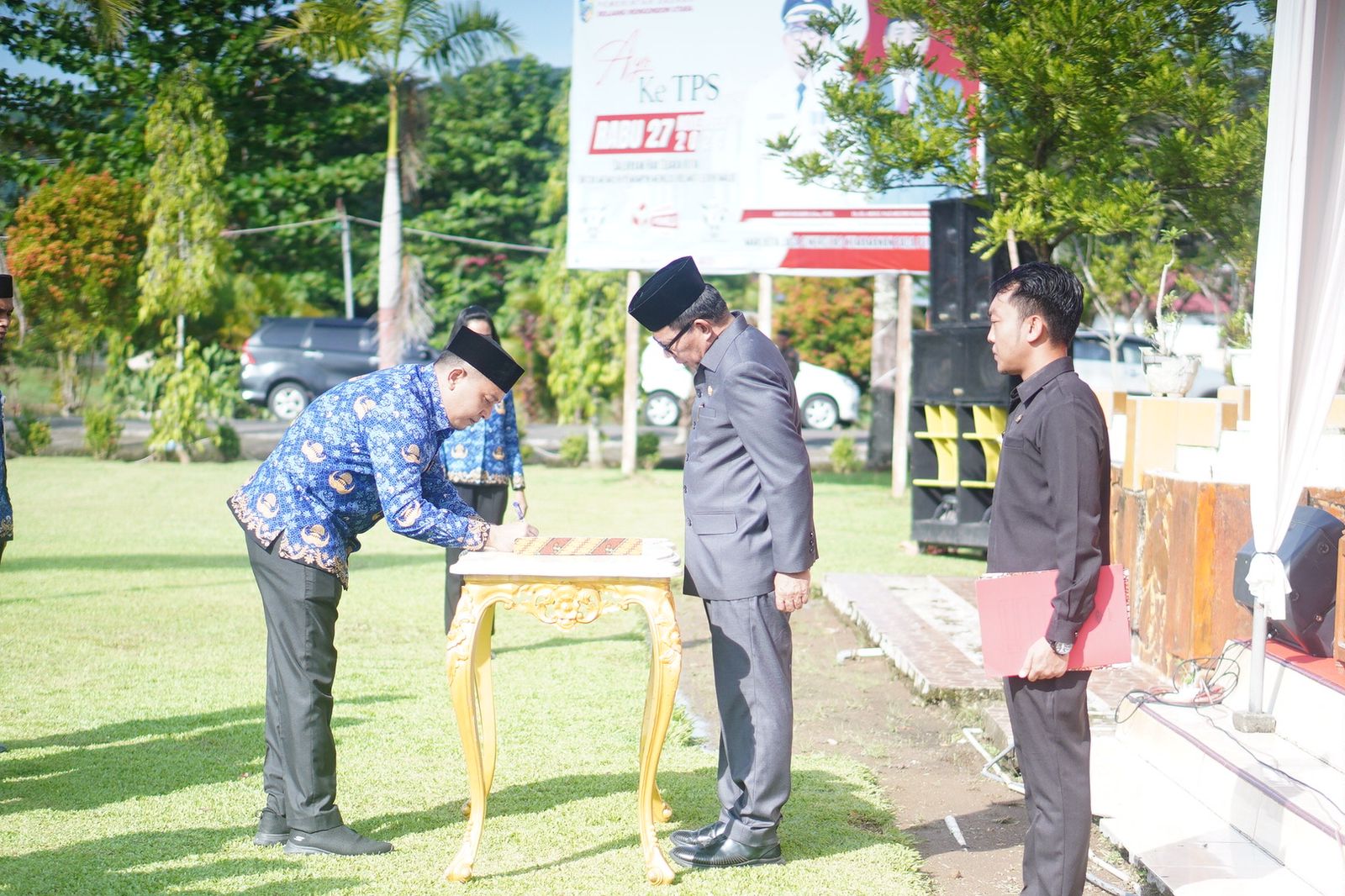 Suasana Upacara Peringatan Hut Ke-53 Korps Pegawai Republik Indonesia (KORPRI) Tahun 2024 di Halaman Kantor Bupati Bolmut, Jumat (29/11/2024). (Foto : Dok. Humas)