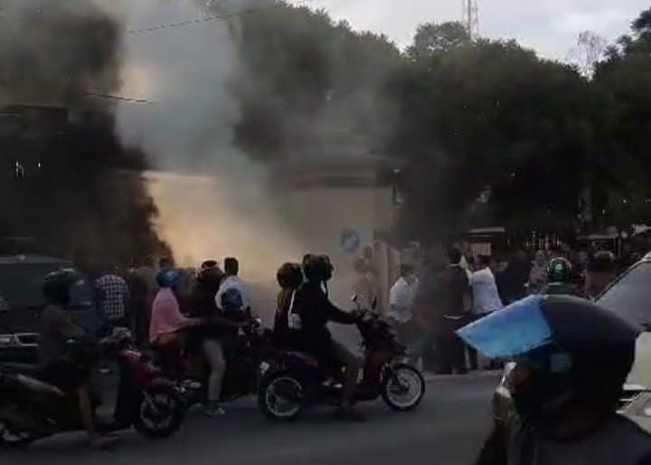Seorang Jurnalis Gorontalo diduga jadi korban oknum Polisi saat meliput aksi Demontrasi di Polda Gorontalo, Senin (23/12/2024). (Foto : Ist.)