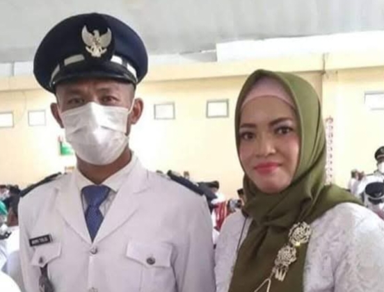 Kepala Desa Tanjung Buaya, Sidik Toliu, bersama istri.(Foto : Ist.)