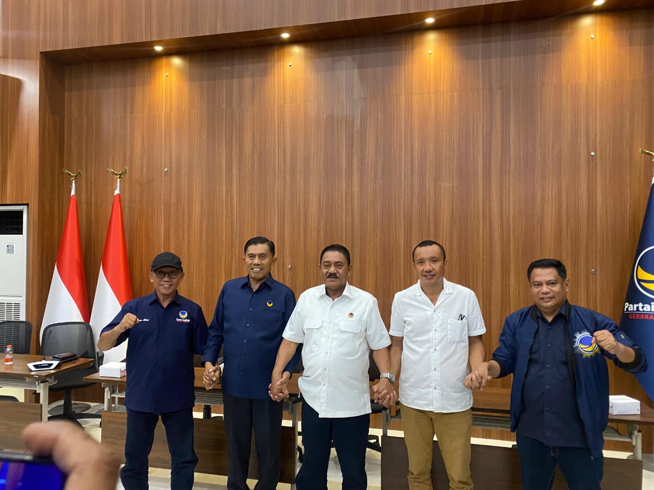 Empat Cakada yang unggul pada Pilkada Gorontalo daerah saat berkumpul di Nasdem Tower (1/12/2024). (Foto : AG/Republish.id)