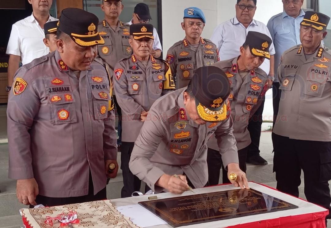 Kapolda Sulut, Irjen Pol Roycke Harry Langie saat Meresmikan gedung Sentra Pelayanan Kepolisian Terpadu Polres Bolmut pada Rabu (22/01/2025). (Foto : Republish.id/Jefry)
