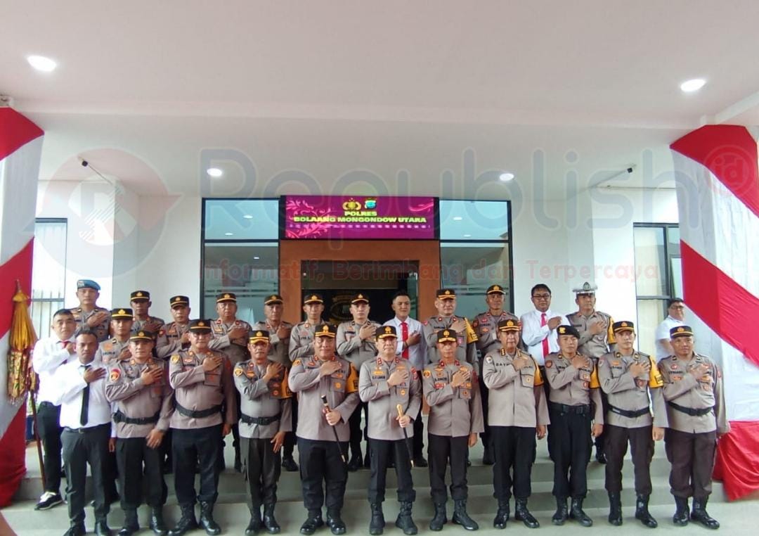 Suasana foto bersama saat kunjungan Kapolda Sulut, Irjen Pol Roycke Harry Langie saat kunjungan kerja di Mako Polres Bolmut pada Rabu (22/01/2025). (Foto : Republish.id/Jefry)