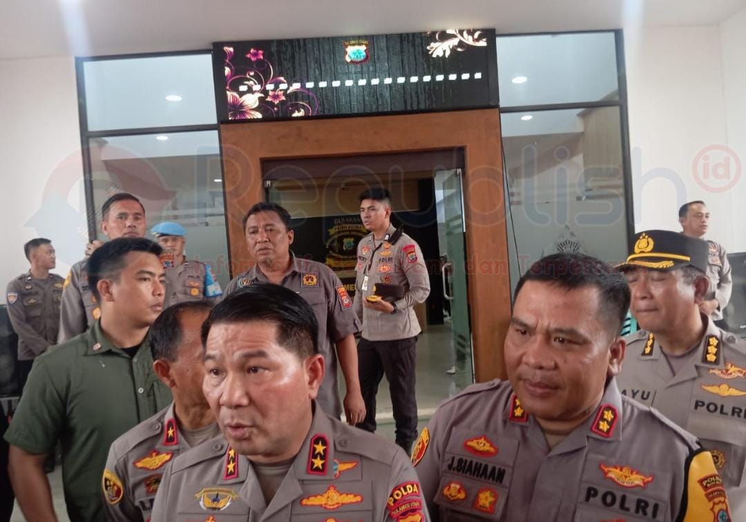 Kapolda Sulut, Irjen Pol Roycke Harry Langie saat diwawancarai awak media di Mako Polres Bolmut pada Rabu (22/01/2025). (Foto : Republish.id/Jefry)