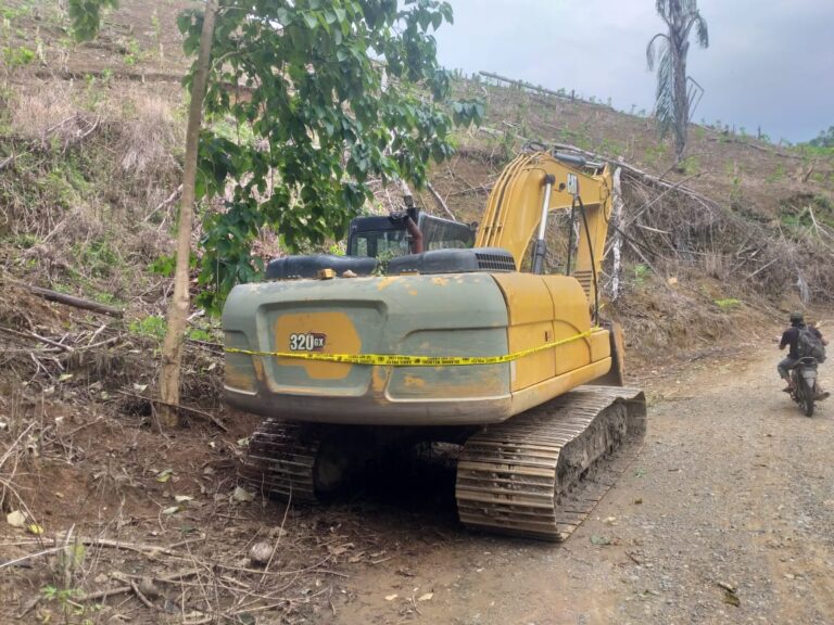Alat yang beroperasi di lokasi tambang Ilegal Kecamatan Bintauna di pasangi garis polisi oleh Polda Sulut. Alat berat ini diduga milik oknum anggota DPRD Bolmut.(Foto : Dok. Istimewa)