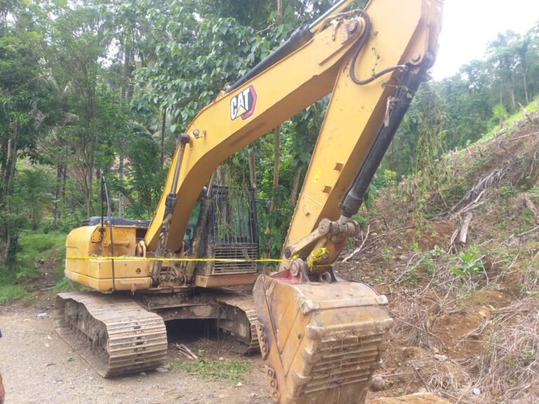 Alat yang beroperasi di lokasi tambang Ilegal Kecamatan Bintauna yang diduga milik oknum anggota DPRD Bolmut.(Foto : Dok. Istimewa)