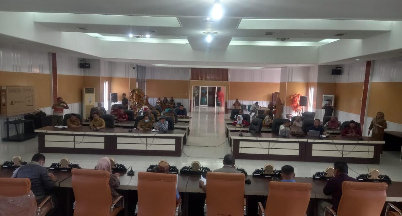 Suasana rapat kerja Komisi 1 DPRD Gorut terkait aduan masyarakat terhadap dugaan penjualan mangrove, Senin (10/03/2025). (Foto : Dok. Istimewa)