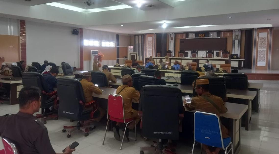 Suasana rapat kerja Komisi 1 DPRD Gorut terkait aduan masyarakat terhadap dugaan penjualan mangrove ada Senin (10/03/2025). Rapat ini turut dihadiri oleh Kepala Desa Ilangata Barat, Kusliyanto Olii. (Foto : Dok. Istimewa)