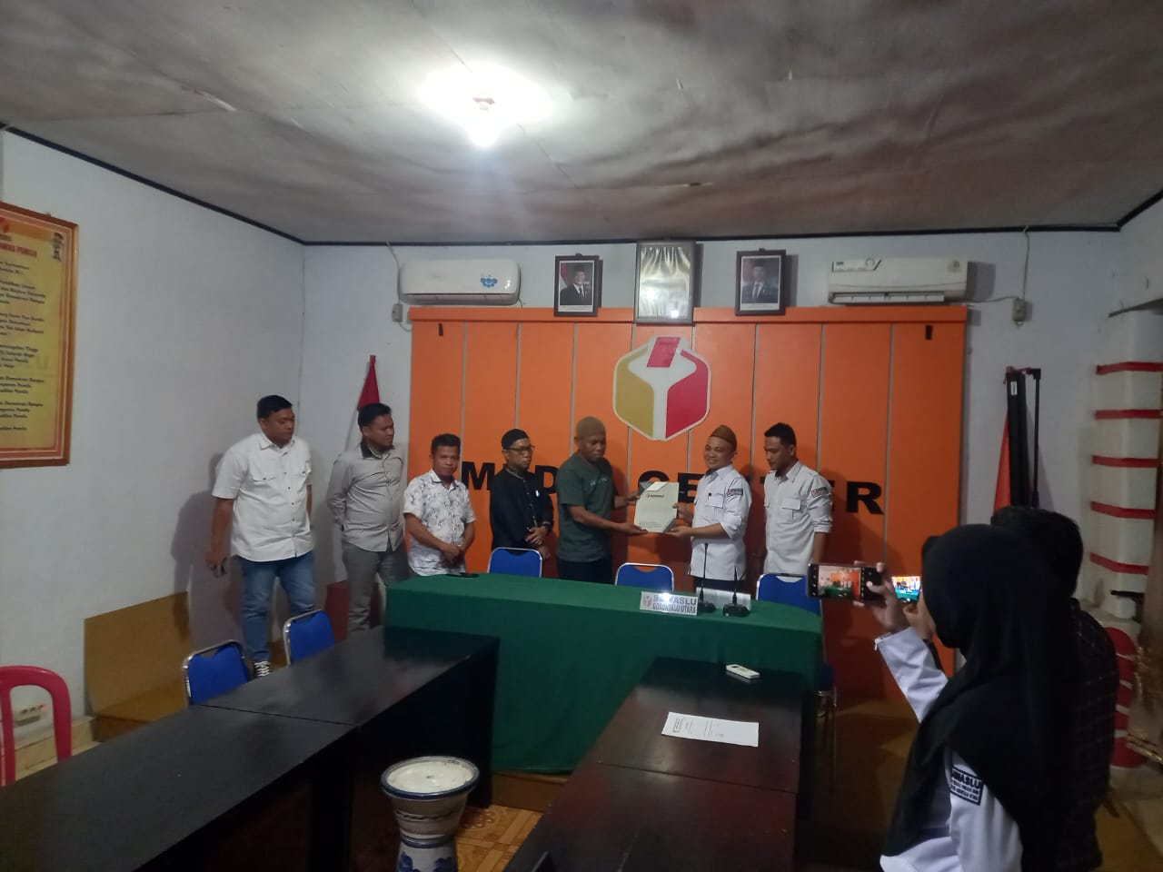 FPDG saat melaporkan dugaan pemalsuan dokumen Cawabup Golkar ke Bawaslu Gorut, Rabu (19/03/2025). (Foto : Dok. Istimewa)