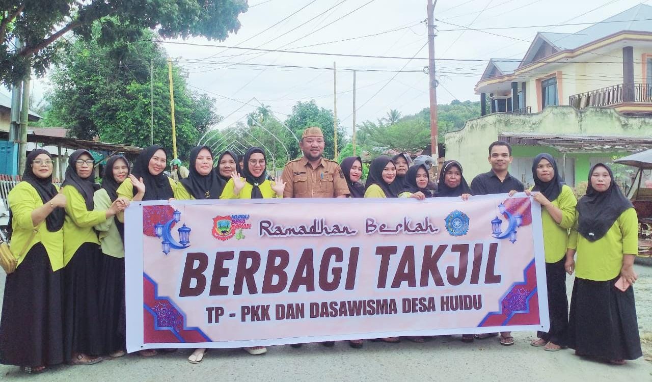 Suasana foto bersama saat TP PKK Desa Huidu, Kecamatan Limboto Barat, Kabupaten Gorontalo, menggelar aksi sosial dengan membagikan takjil kepada pengendara. (Foto : Dok. Istimewa)