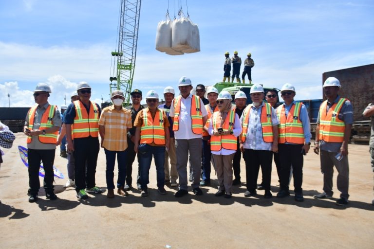 Gubernur Gorontalo Gusnar Ismail bersama Wakil Gubernur Idah Syahidah saat melepas ekspor kayu pelet di Pelabuhan Lalape, Kecamatan Popayato Timur, Kabupaten Pohuwato, Selasa (13/05/2025).(Dok. PT BJA)