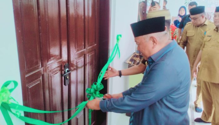 Wakil Bupati Gorontalo Tonny S. Junus, saat gunting pita peresmian bangunan masjid adhyaksa syaifulloh, di halaman Kejaksaan Negeri Kabupaten Gorontalo, (foto:Vera)