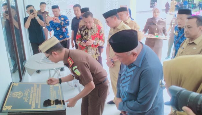 Kajari kabgor di dampingi Wabup saat akan meresmikan gedung masjid di halaman kantor Kejaksaan Negeri, kabupaten Gorontalo, (foto: Vera)