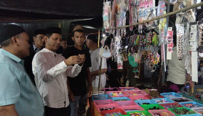 Terlihat Sekda Boltara bersama sejumlah pimpinan OPD ketika kerbelanja di pasar senggol sambil memilih barang yang terpajang. Foto (Jefri Rison Repulish.id)