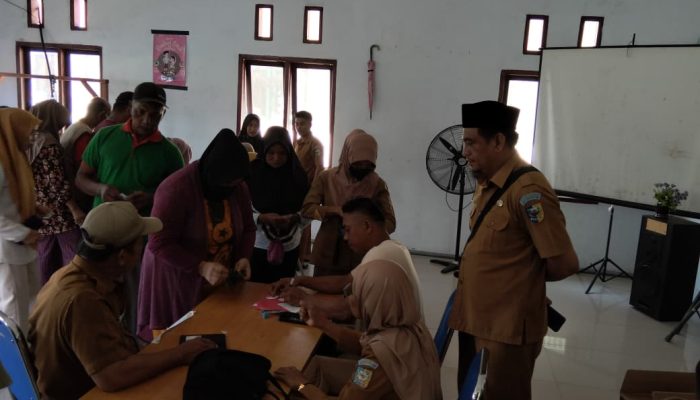 Terlihat Petugas dari perindakop melayani masyarakat yang mengantri untuk membeli bahan sembako murah. Doc (Jefri Rison Republish.id)