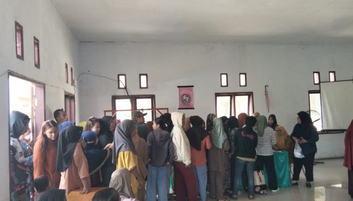 Sejumlah masyarakat yang rela antri berjam jam agar dapat sembako murah yang di adakan pemda Boltara. Doc (Jefri Rison Republish.id)