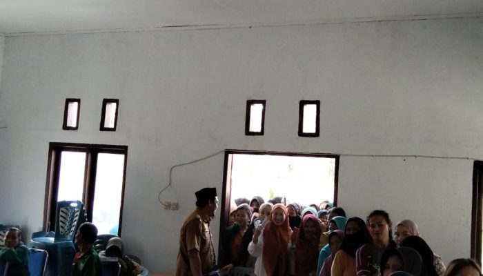 terlihat masyarakat berdesak desakan mengantri untuk mendapatkan bahan semako murah. Doc (Jefri Rison Republish.id)