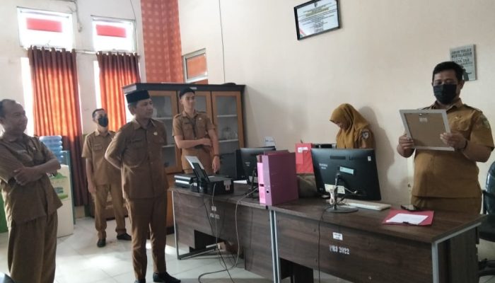 dr. jusnan saat sidak di bagian Barjas. Doc. (Jefri Rison Republish.id)