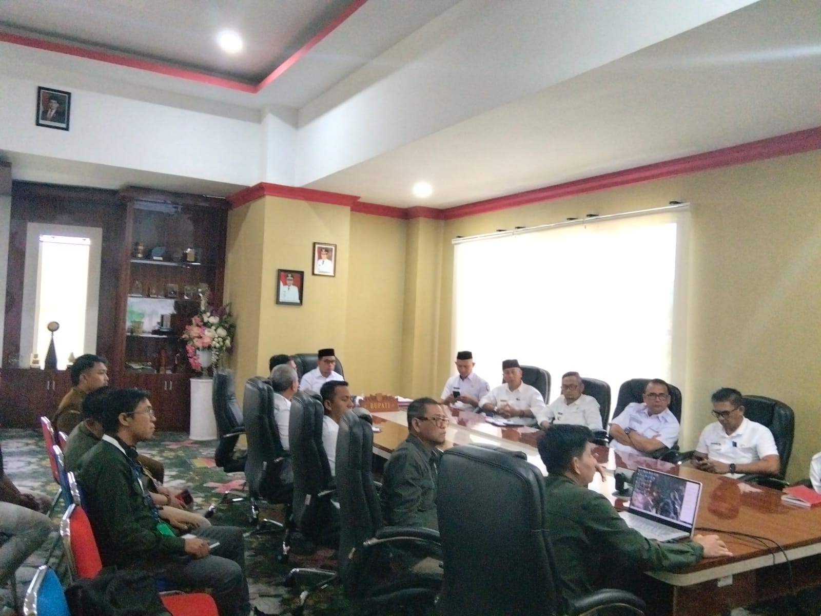 Suasana rapat yang dipimpin Bupati Bolmong Utara Sirajudin Lasena terkait penyelesaian penguasaan tanah melalui penataan batas kawasan hutan di tingkat Panitia Tata Batas (PTB), Rabu (11/3/2026). (Foto: Jefri/Republish.id)