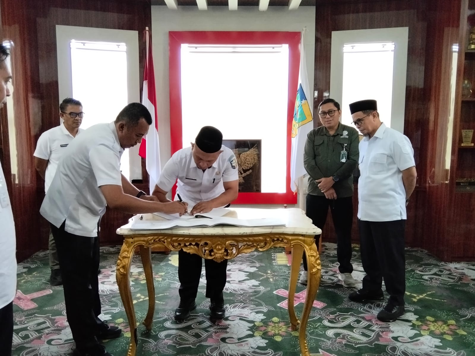 Suasana penandatanganan dalam rapat yang dihadir jajaran Pemkab Boltara dan Panitia Tata Batas (PTB) terkait penyelesaian penguasaan tanah di daerah tersebut, Rabu (11/3/2026). (Foto: Jefri/Republish.id)