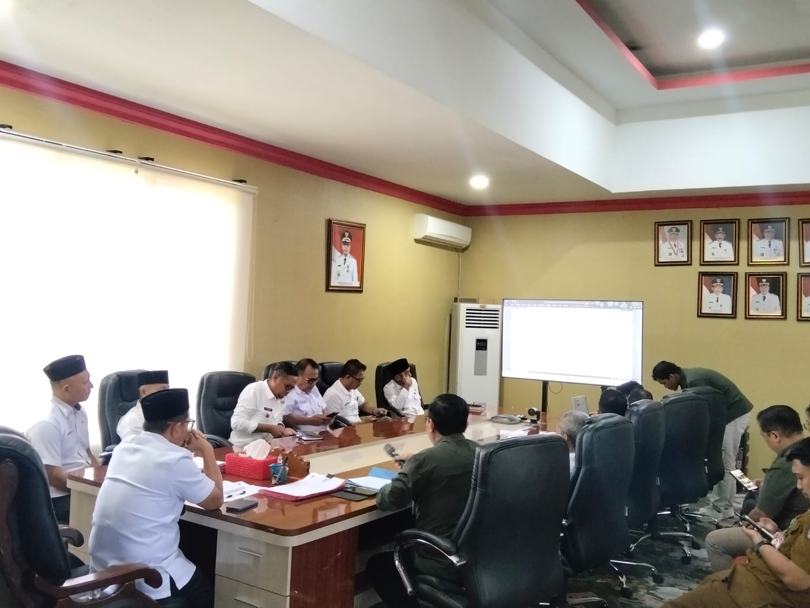Bupati Bolmong Utara Sirajudin Lasena memimpin pertemuan terkait penataan kawasan hutan dan penyelesaian penguasaan tanah bersama Panitia Tata Batas (PTB), Rabu (11/3/2026). (Foto: Jefri/Republish.id)
