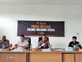Wakapolres Bolaang Mongondow Utara Kompol Abdul Rahman Faudji (tengah) saat menyampaikan keterangan terkait penetapan tersangka kasus kematian di tambang emas Desa Paku Selatan, Kamis (16/4/2026).(Foto : Republish.id/Jefri Rison)
