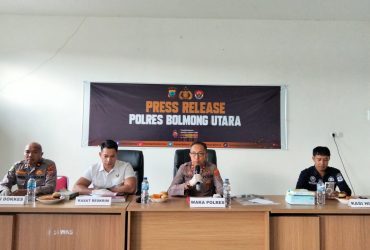 Wakapolres Bolaang Mongondow Utara Kompol Abdul Rahman Faudji (tengah) saat menyampaikan keterangan terkait penetapan tersangka kasus kematian di tambang emas Desa Paku Selatan, Kamis (16/4/2026).(Foto : Republish.id/Jefri Rison)