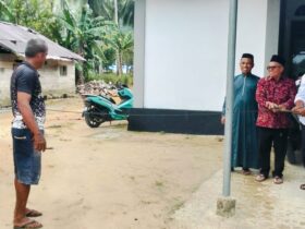 Terlihat Ketua DPC PDI Perjuangan Bolmut serahkan bantuan sapi kurban untuk masyarakat Desa Inomunga. (Doc. Istimewa)