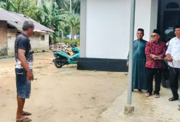 Terlihat Ketua DPC PDI Perjuangan Bolmut serahkan bantuan sapi kurban untuk masyarakat Desa Inomunga. (Doc. Istimewa)